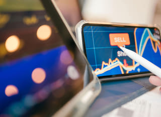 Spécialiste opérant sur plusieurs marchés étudiant Bitcoin, Ethereum et les choix forex